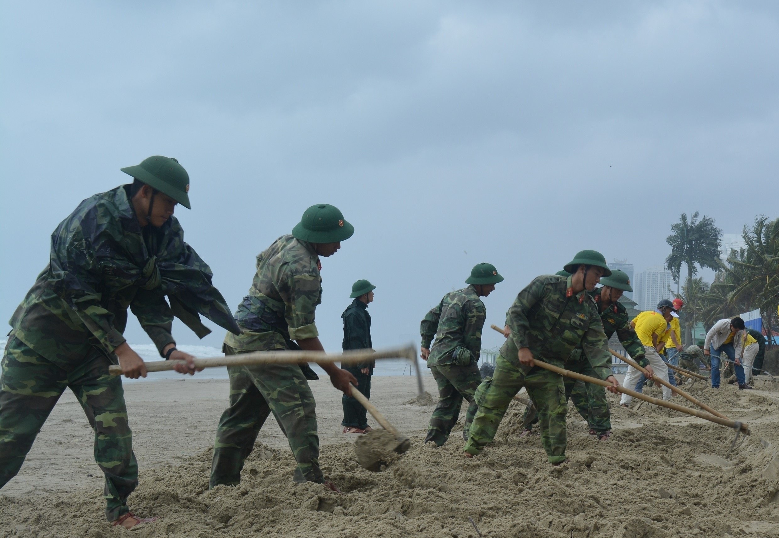 Quân khu 5 đồng loạt ra quân thu dọn môi trường, phục vụ APEC 2017